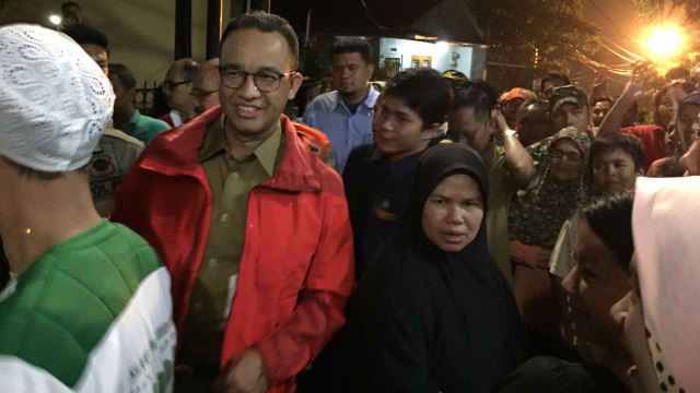 Anies Baswedan tinjau banjir di Rawajati. (Foto: Reki Febrian/kumparan)