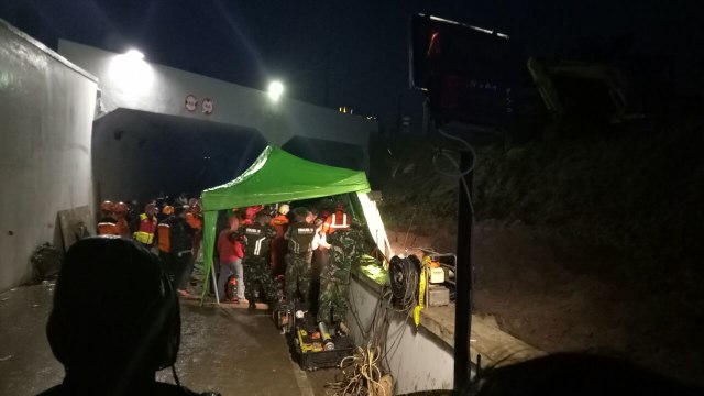 Evakuasi korban longsor di kawasan Bandara Soetta. (Foto: Rizki Mubarok/kumparan)