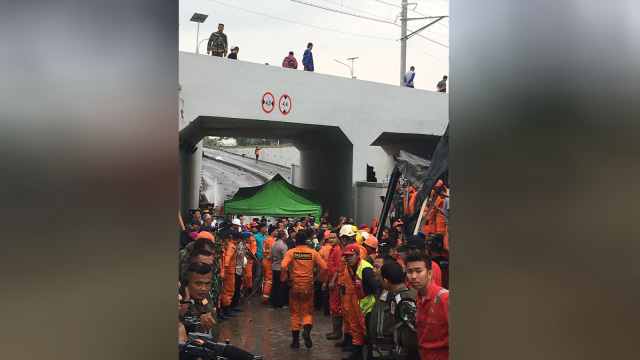 Proses evakuasi korban longsong Soekarno Hatta (Foto: Dok. Istimewa)