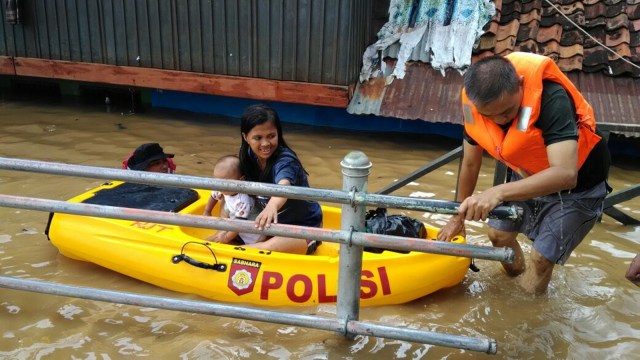 Evakuasi warga korban banjir. (Foto: Yuana Fatwalloh/kumparan)