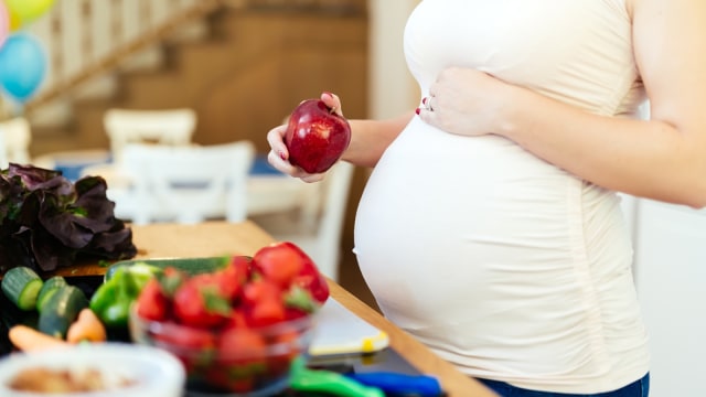 Ibu hamil makan buah  (Foto: Thinkstock)