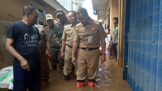 Anies Baswedan tinjau banjir Kampung Melayu. Foto: Nabilla Fatiara/kumparan