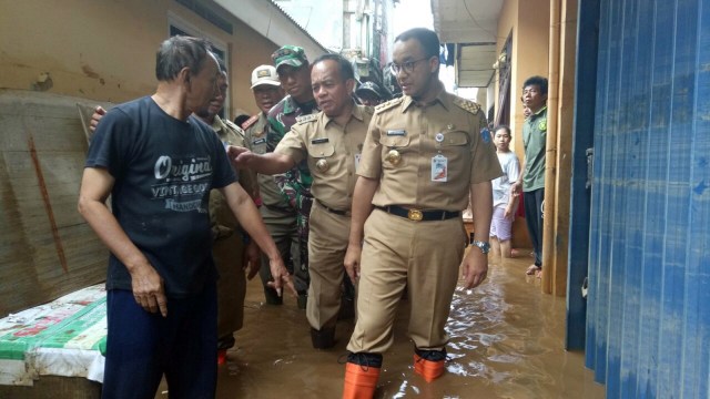 Anies Baswedan tinjau banjir Kampung Melayu. (Foto: Nabilla Fatiara/kumparan)