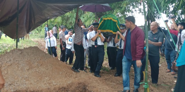 Korban Longsor Underpass Soetta, Dimakamkan Di TPU Cengkok Kota Serang (2)