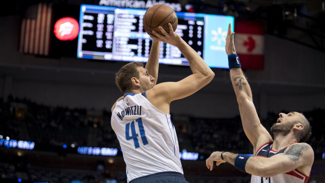 Fade away jump shoot Nowitzki. (Foto: Reuters)