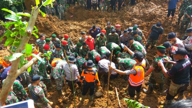 Evakuasi korban longsor di Cijeruk (Foto: Dok. Polres Bogor)