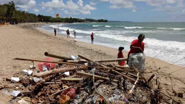 Gundukan sampah sepanjang Pantai Kuta. (Foto: Cisilia Agustina Siahaan/kumparan)