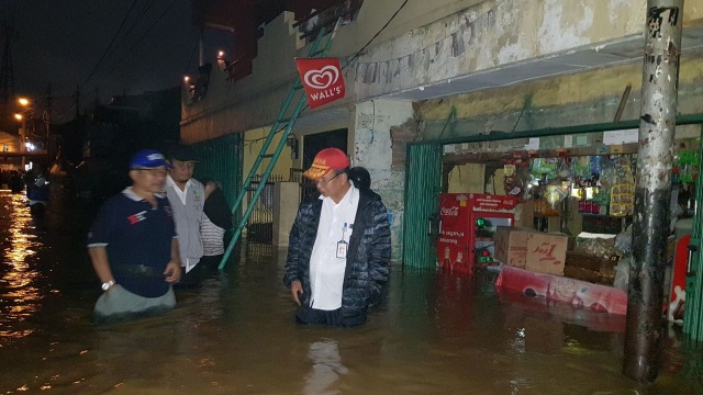 Warung tetap buka saat banjir (Foto: dok. Kemensos)