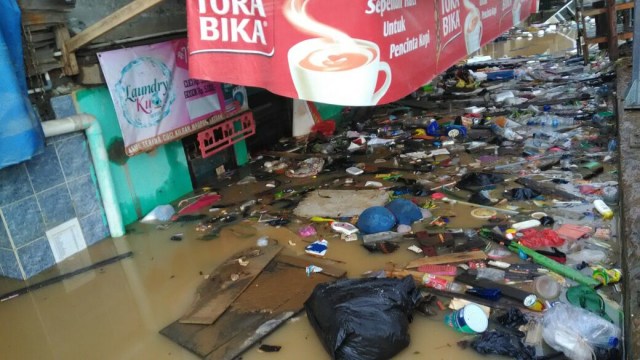 Banjir mulai surut di Kampung Pulo (Foto: Yuana Fatwalloh/kumparan)