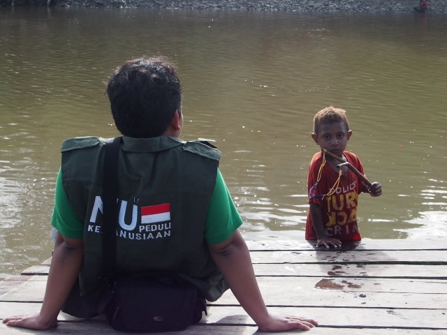 Fuat dan anak di Asmat (Foto: Mohammad Agus Fuat)