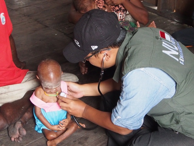 Anak di Asmat diperiksa kesehatannya (Foto: Mohammad Agus Fuat)