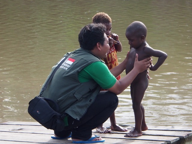 Fuat dan Anak Asmat (Foto: Hafid)