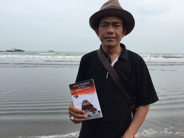 Senja Memerah di Atas Perahu Sopek, Buku Karya Pemeran Utama Film Turah