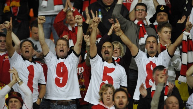 Fan Manchester United mengenang Tragedi Muenchen. (Foto: Franck Fife/AFP)