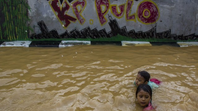 Banjir di Kampung Pulo Foto: Antara/Galih Pradipta