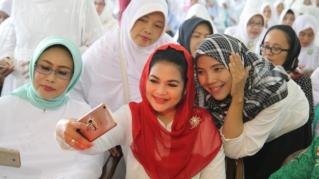 Gus Ipul perkenalkan Puti Guntur ke Pesantren Foto: Antara/Prasetia Fauzani