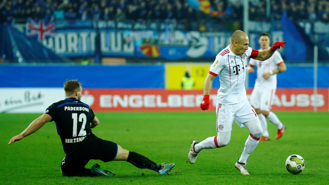 Robben cetak dua gol ke gawang Paderborn. (Foto:  REUTERS/Leon Kuegeler)