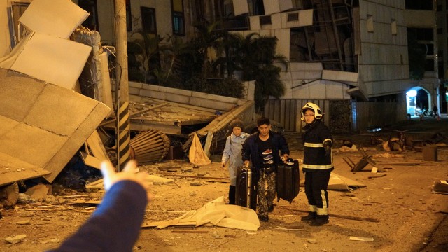 Korban gempa Taiwan (Foto: AFP/Yang Jen-Fu)