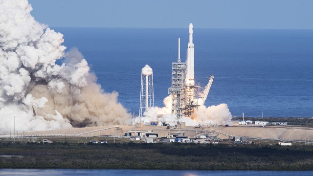 Peluncuran Falcon Heavy (Foto: AFP/Jim Watson)