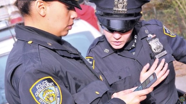 Polisi New York main ponsel. (Foto: NYPD via YouTube)