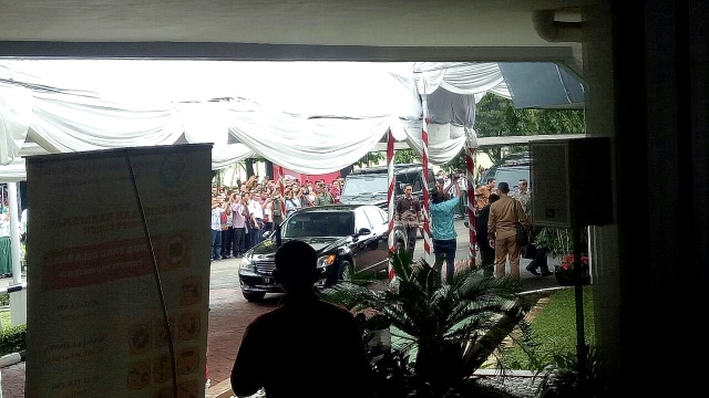 Jusuf Kalla disambut para siswa sekolah (Foto: Kevin Kurnianto/kumparan)