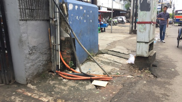 Kabel listrik yang menjalar di Fatmawati (Foto: Raga Iman/kumparan)