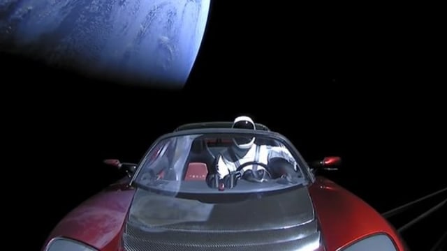 Tesla Roadster Meninggalkan Bumi (Foto: SpaceX via Twitter)