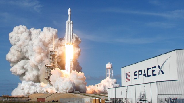 Peluncuran Roket Falcon Heavy milik SpaceX Foto: Peluncuran Roket Falcon Heavy milik SpaceX