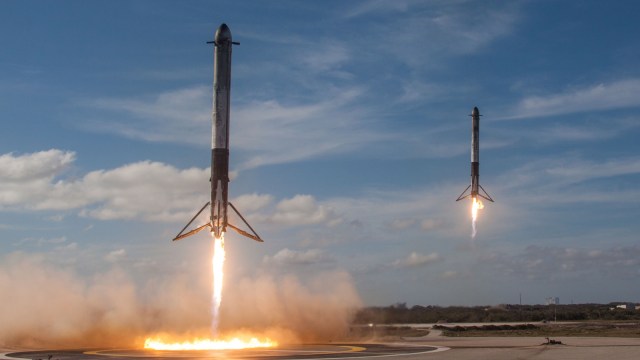 Peluncuran Roket Falcon Heavy milik SpaceX (Foto: Handout via Reuters)