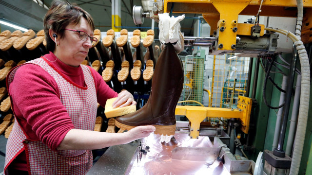 Pembuatan sepatu Aigle di Perancis. (Foto: Reuters/Regis Duvignau)