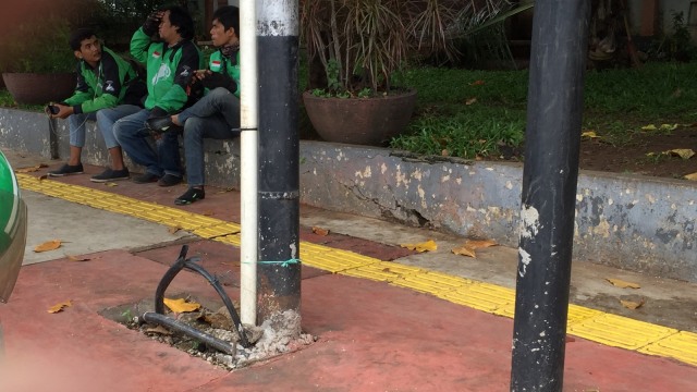 Kabel mencuat di RS Budhi Asin Jaktim (Foto: Andreas Ricky Febrian/kumparan)