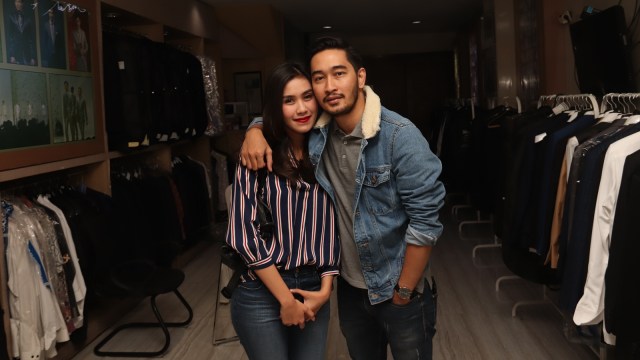 Syahnaz dan Jeje di Wong Hang Tailor. (Foto: Munady Widjaja)