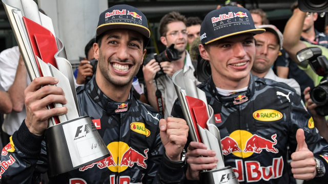 Daniel Ricciardo dan Max Verstappen. (Foto: MOHD RASFAN / AFP)