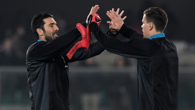 Buffon dan Szczesny bersiap sebelum pertandingan. (Foto: Reuters/Alberto Lingria)
