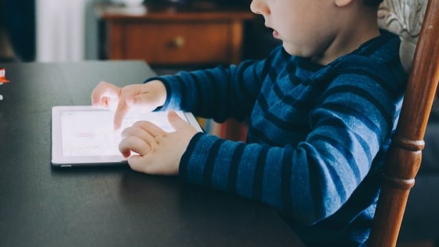 Anak sedang bermain dengan tablet (Foto: Pixabay)