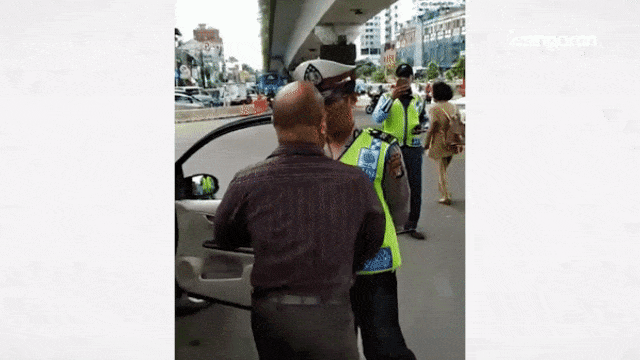 Pengemudi mobil menanduk polisi. (Foto: Instagram @polantasindonesia)