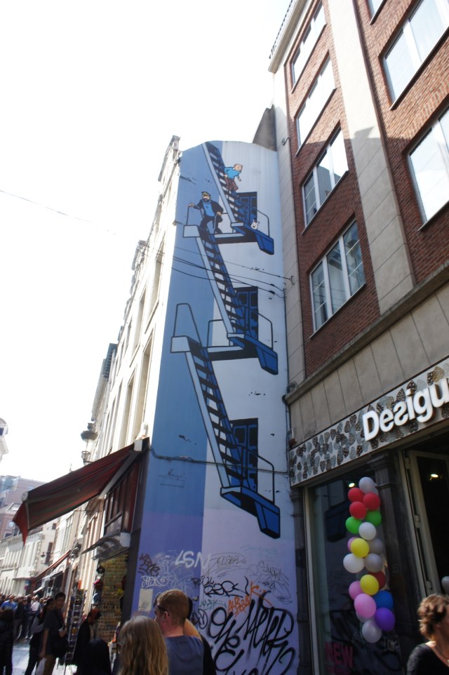 Tokoh komik Belgia di tembok. (Foto: Daniel Chrisendo/kumparan)