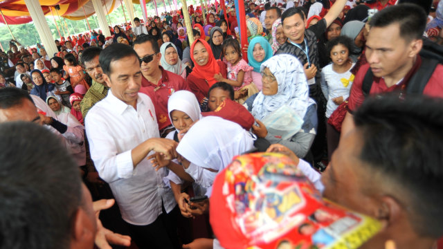 Presiden Joko Widodo di Dharmasraya, Padang (Foto: ANTARA/Iggoy el Fitra)