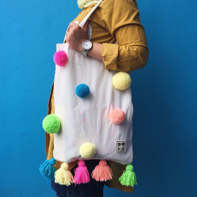 Tas dengan pom-pom (Foto: Instagram @puka_id)