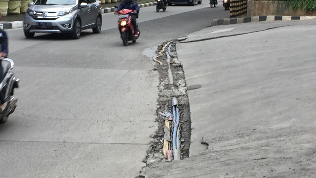 Kabel galian yang mencuat di Jakut (Foto: Fachrul Irwinsyah/kumparan)