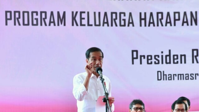 Jokowi bagikan kartu PKH dan KIP di Dharmasraya. (Foto: Dok.Intan - Biro Pers Setpres)