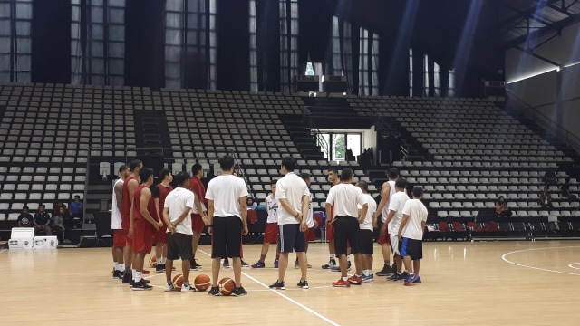 Timnas basket latihan jelang test di Hall Basket (Foto: Karina Nur Shabrina/kumparan)