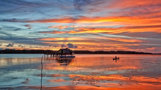 Sunset di Pulau Widi. (Foto: Instagram @wonceptual)