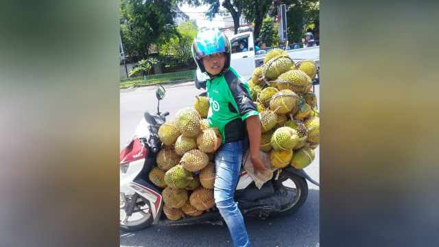 Driver ojek online bawa durian. (Foto: Instagram/@gojeklombok)
