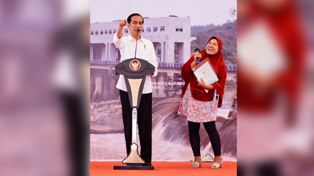 Jokowi bagikan sertifikat tanah di Sumatra Barat (Foto: Intan - Biro Pers Setpres)