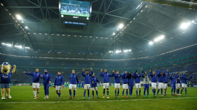 Pemain Schalke merayakan kemenangan. (Foto: REUTERS/Leon Kuegeler)