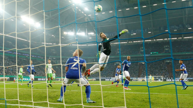 Aksi penyelamatan oleh kiper Schalke. (Foto: REUTERS/Leon Kuegeler)