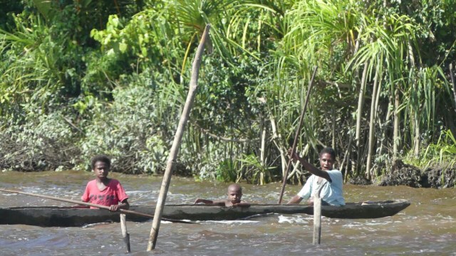 Menyusuri sungai di Kabupaten Asmat (Foto: Ardhana Pragota/kumparan)
