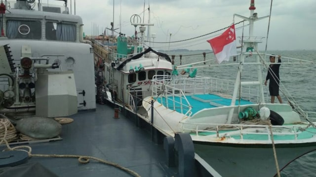 Kapal nelayan berbendera Singapur ditangkap (Foto: Dok. Dispenmaba)