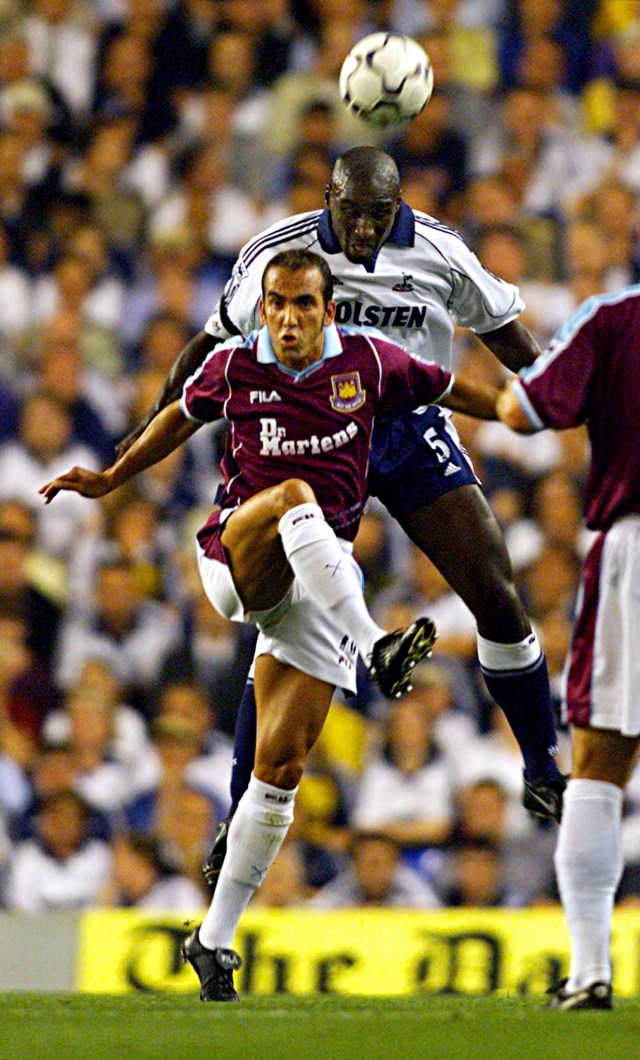 Sol Campbell saat membela Tottenham Hotspur. (Foto: AFP/Adrian Dennis)